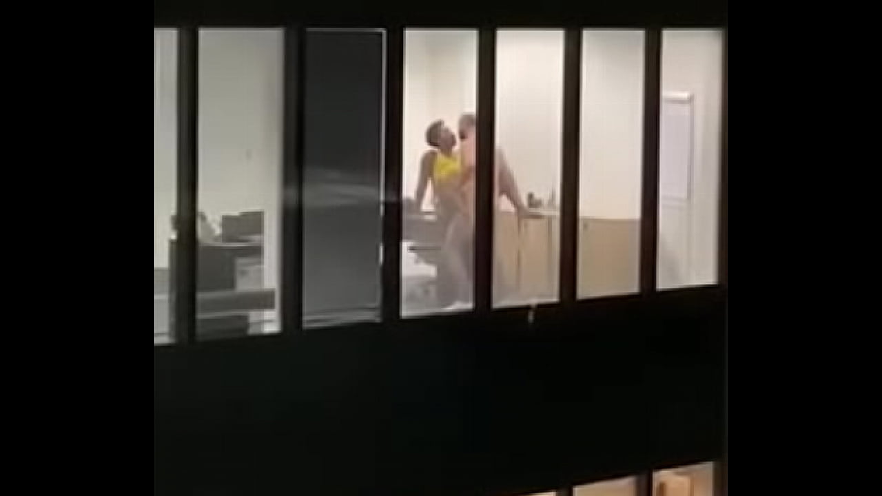 Filmaram patr&atilde;o comendo a secretaria