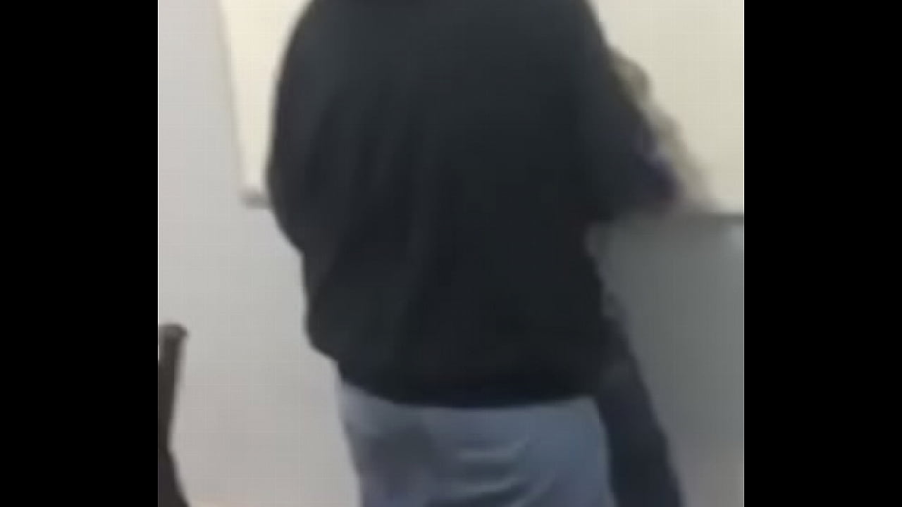 Joven bajito es follado como la perra que es