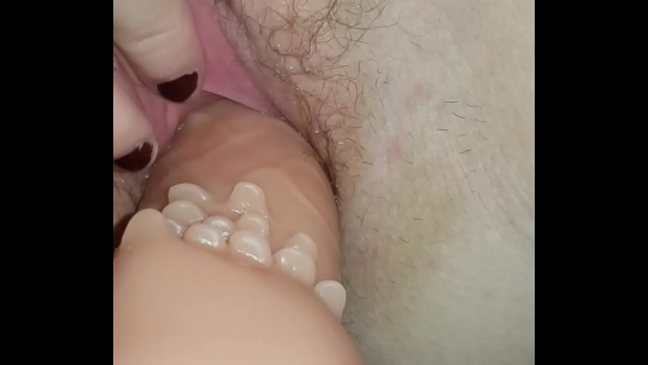 Se masturba con el novio adente de ella y acaba como m&aacute;s mejores