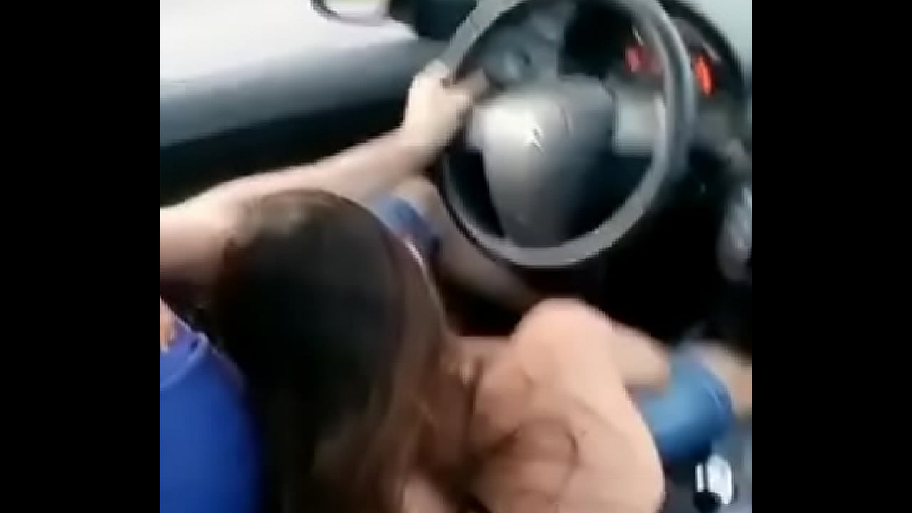 Sofia mamando no carro