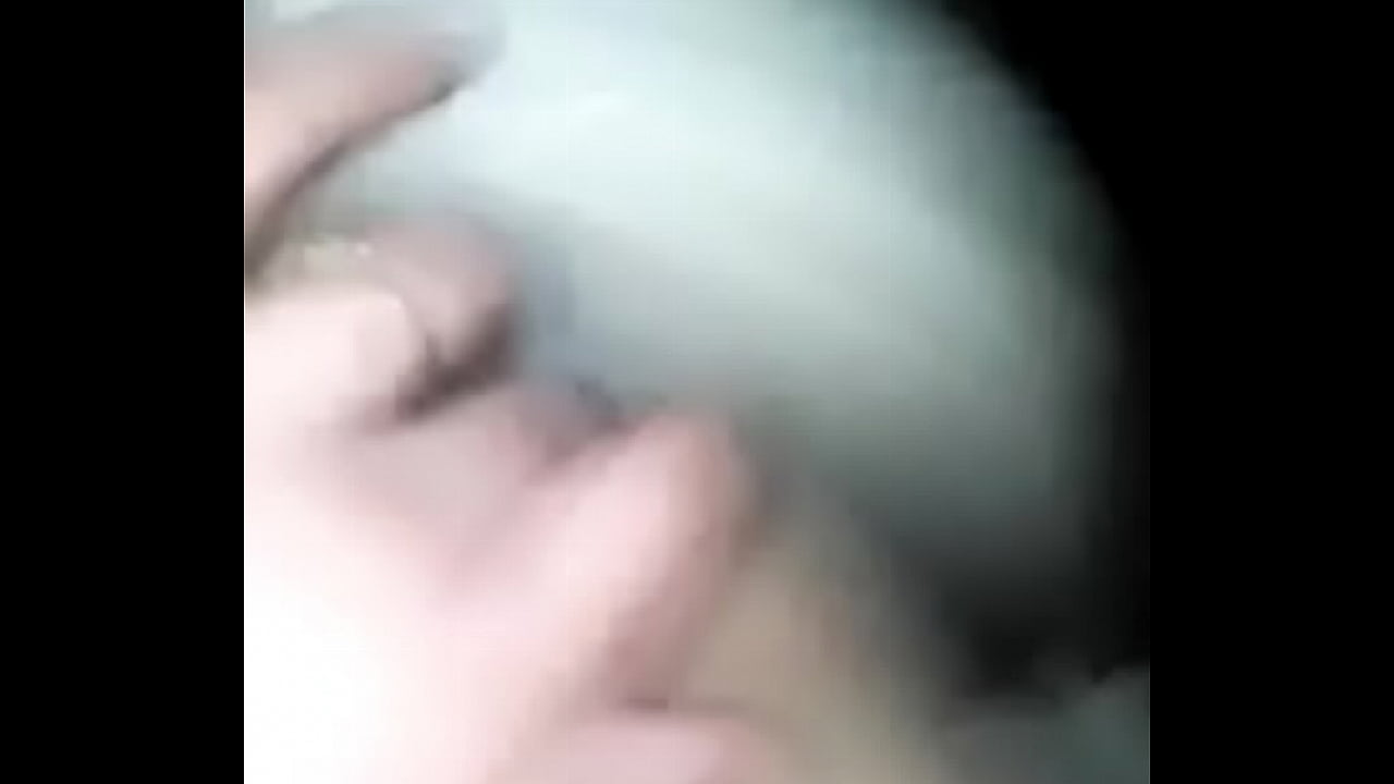 Putita joven juega con su xoxo mojadido