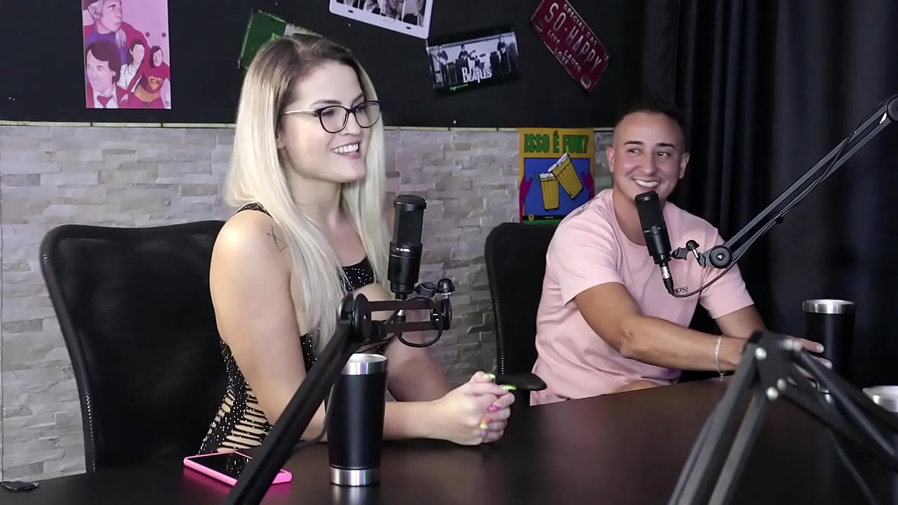 Nas plataformas fazem conte&uacute;do caseiro, n&atilde;o sente atra&ccedil;&atilde;o por mulher, e quando ela postou uma foto de calcinha... - Joice Muller & Rennan Delgado