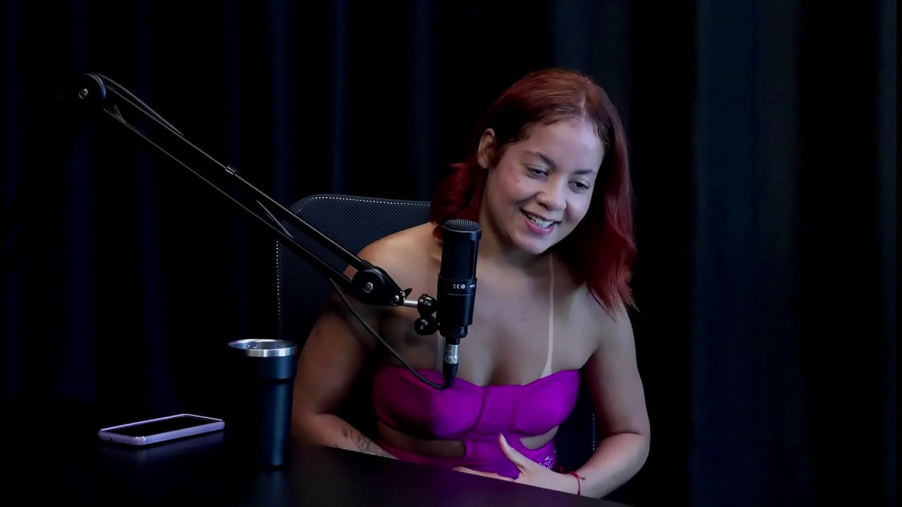 N&atilde;o mostrava o rosto no come&ccedil;o, colocou um pepino no cu, n&atilde;o gosta de sexo na buceta, e foi desafiada a... - Bruna Ferrari (WATCH ON: SHEER/RED)