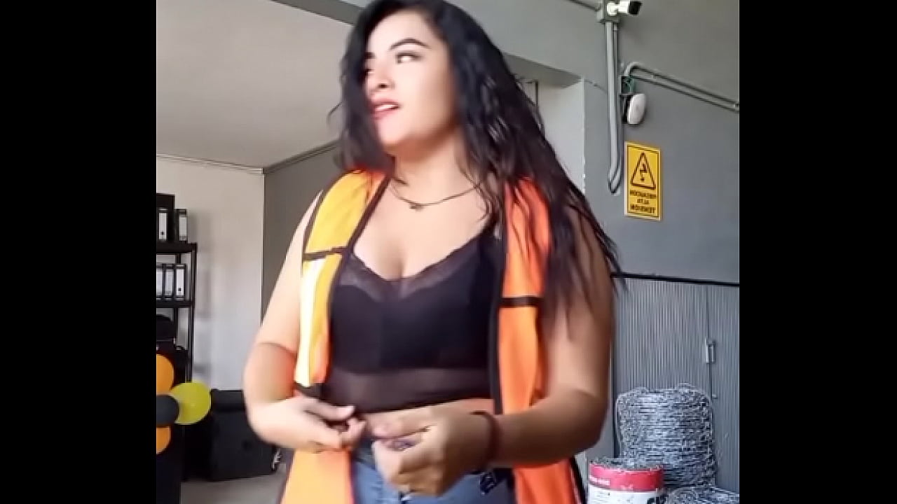 Muchacha moviendo el culo en el trabajo