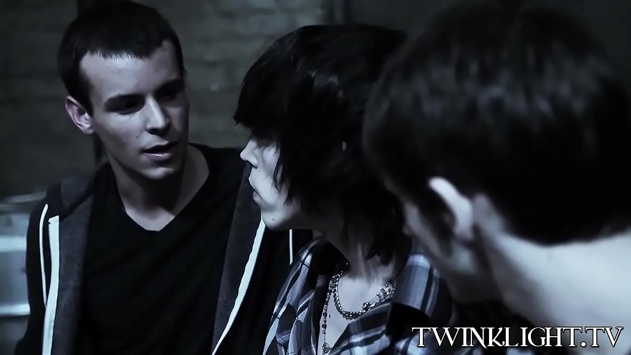 Pale twink analhammered in threesome