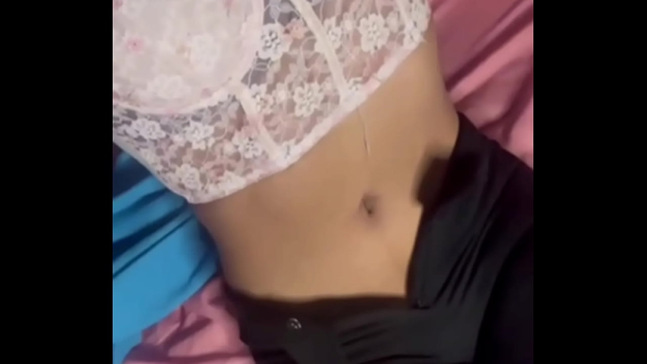 DISFRUTO DE MOSTAR MI CUERPO Y EN ESTA OCASION ME SENTIA DILATADA Y EXCITADA POR LO QUE DECIDI HACERLES ESTE VIDEO DONDE ME PUSE UNA LENCERIA SUPER RICA Y QUERIA TERMINAR SACANDO TODO MI SEMEN