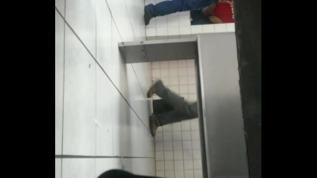 frente al espejo del ba&ntilde;o publico