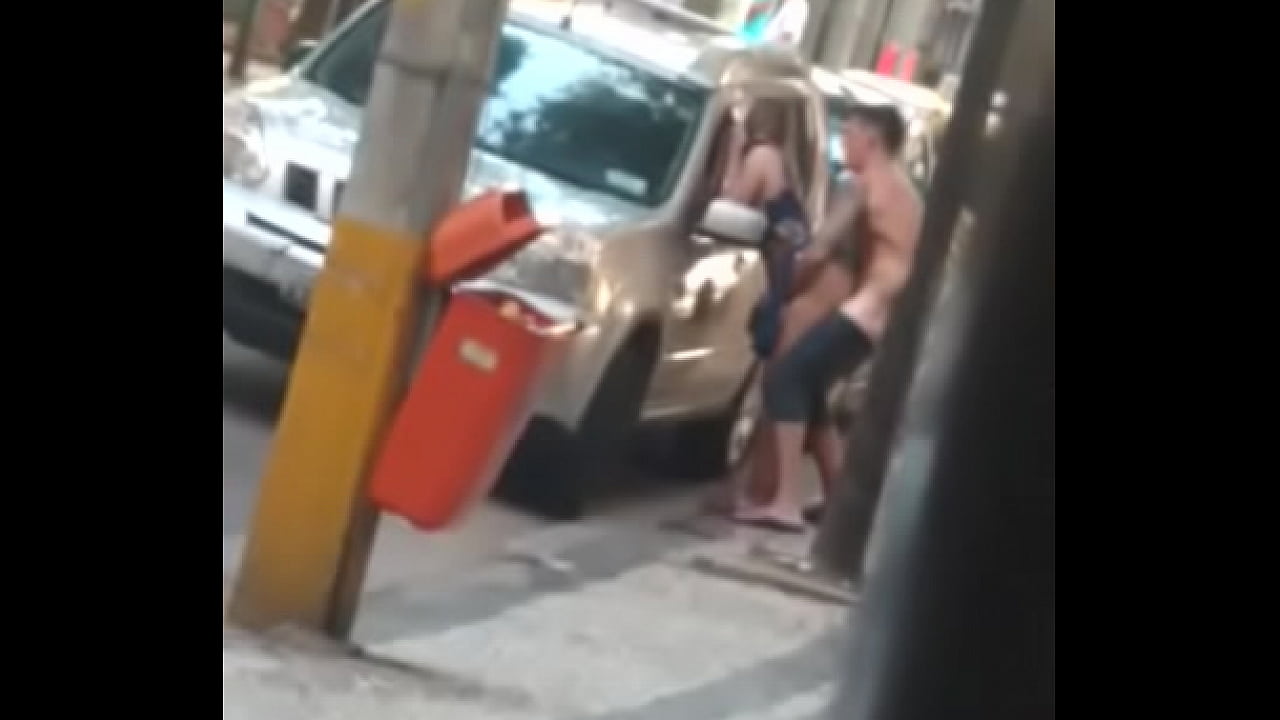 Una chica joven se coje a su amante en la calle  y le dan duro por detr&aacute;s