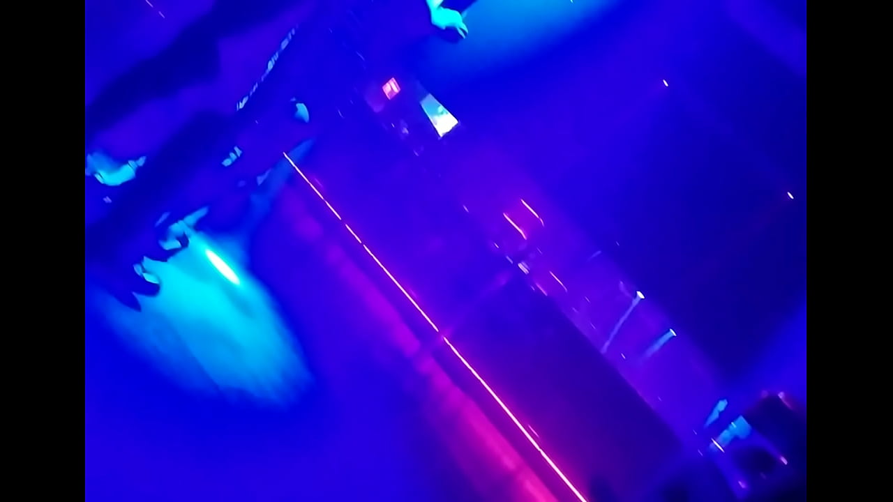 Novatinha dan&ccedil;ando com Gogo Boy