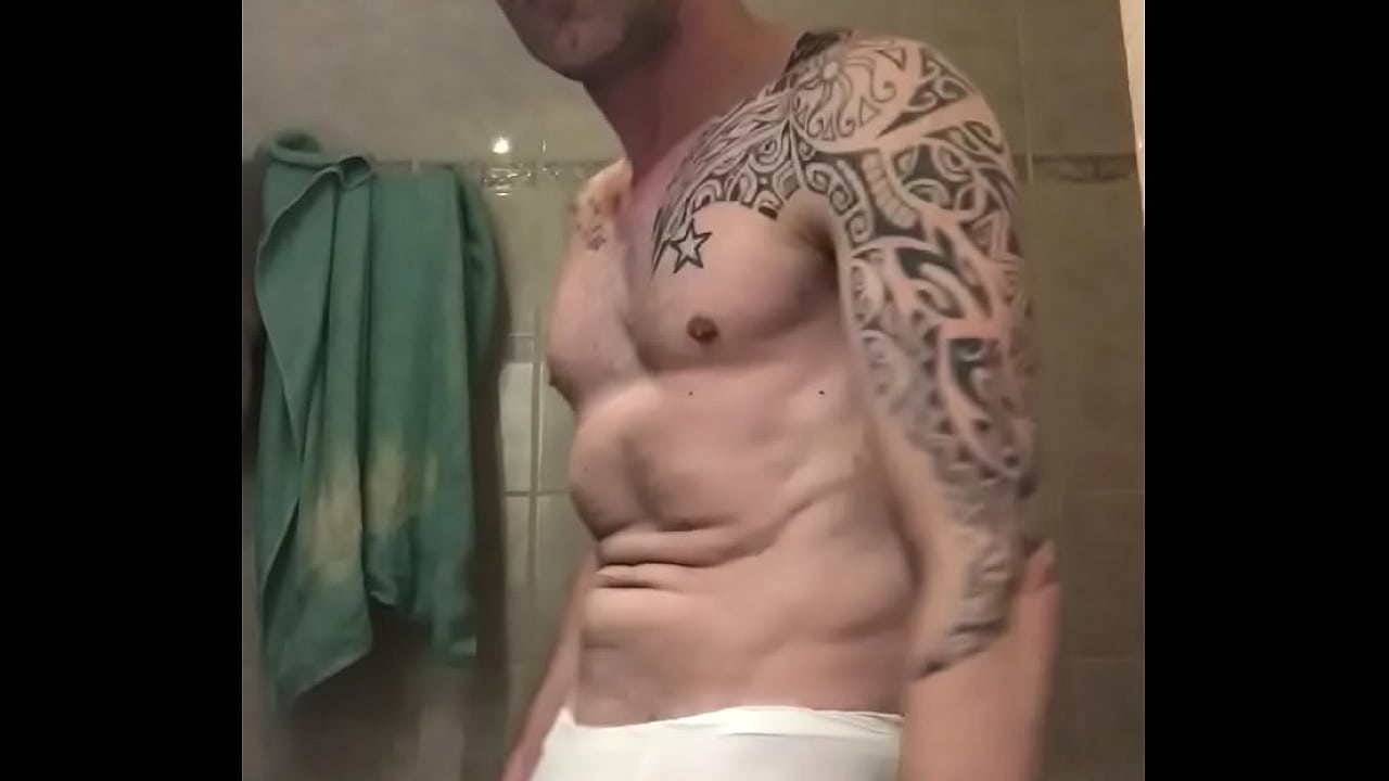 Gars muscl&eacute; et tatou&eacute; se frappe les boules