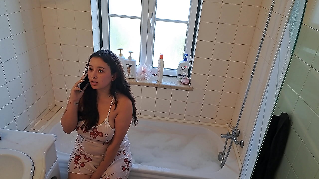 Esposa latina llama a un manitas para que arregle el jacuzzi