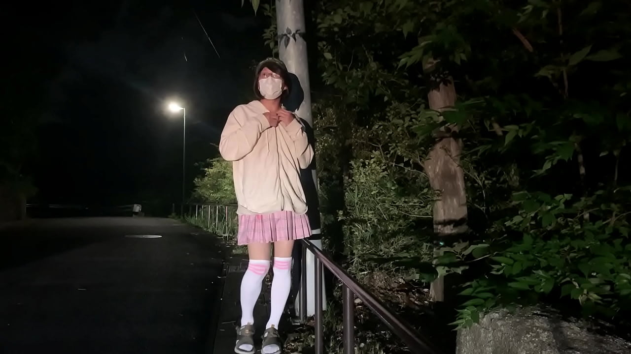 女装まゆが露出プレイで股間を刺激する