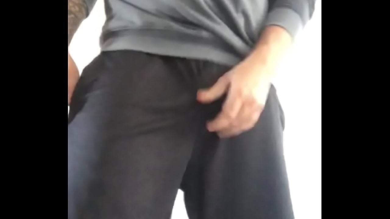 brincando com a rola no cal&ccedil;&atilde;o