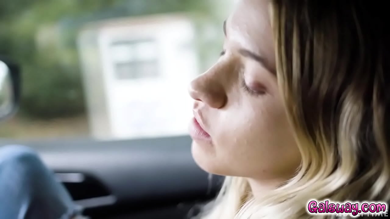 Khloe surrenders from Gias passionate touches as she caught up in the heat of the moment