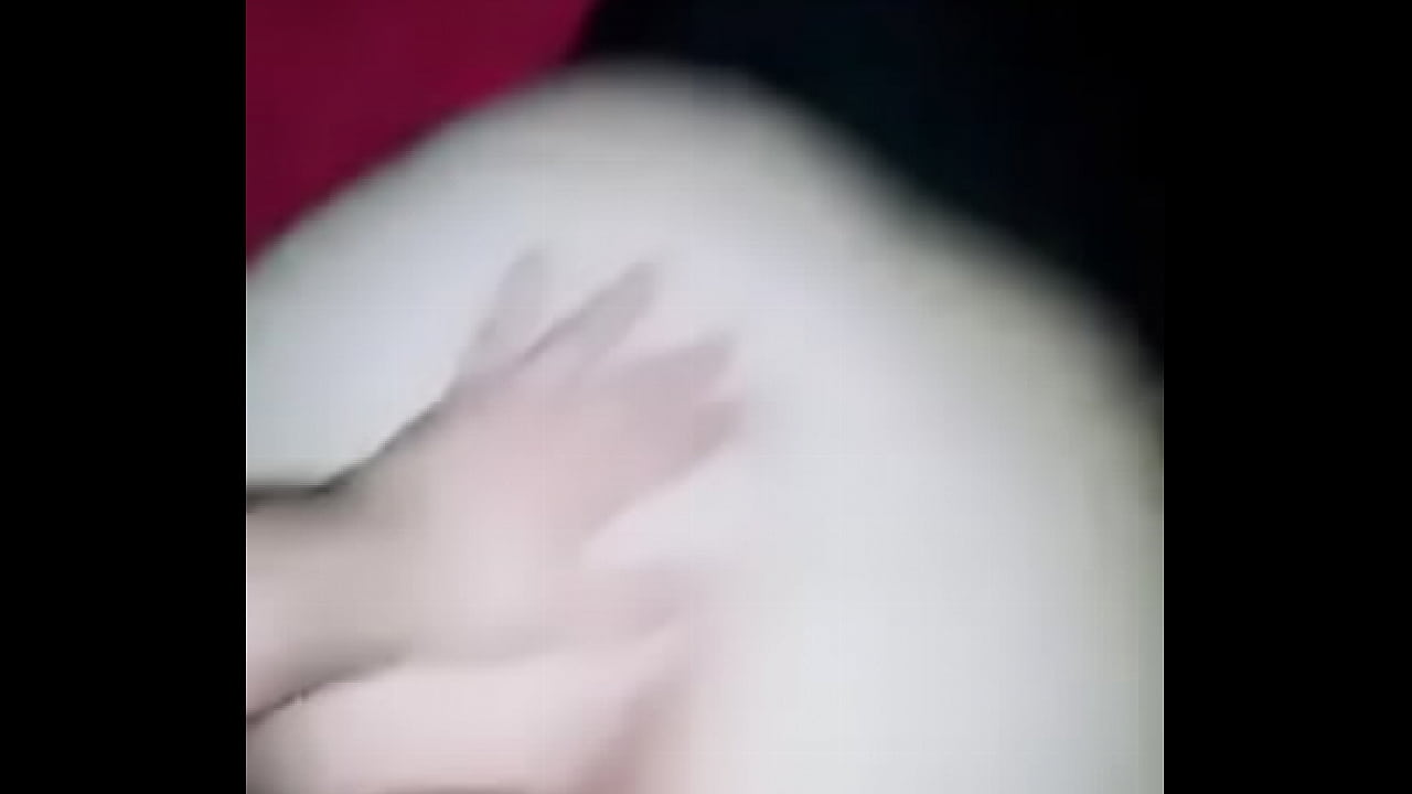 Pendeja de culo grande se moja y acaba