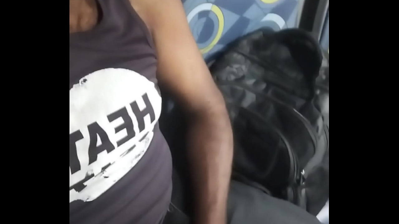 Batendo uma dentro do &ocirc;nibus cheio de tes&atilde;o