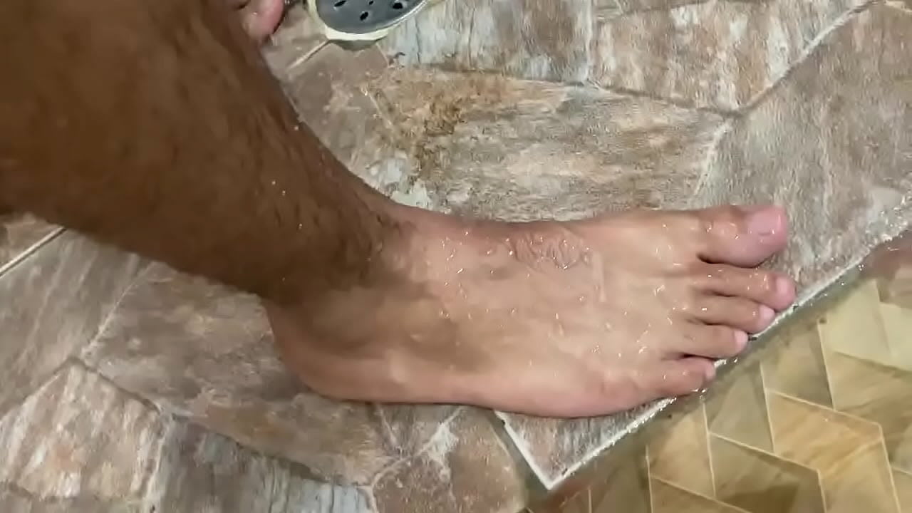 Novinho no banho mostrando o p&eacute;