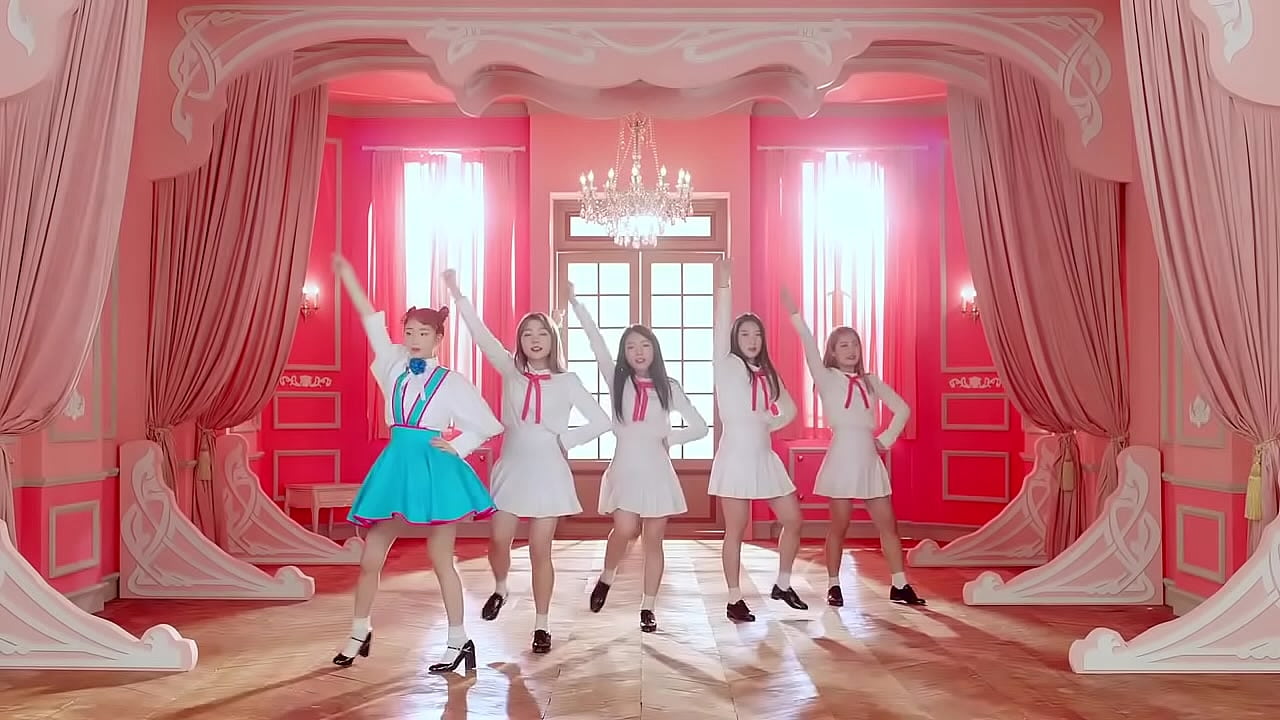 Chicas lesbianas atrevidas bes&aacute;ndose fuertemente