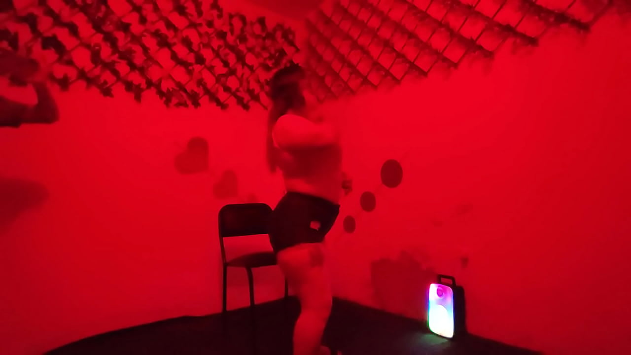 I visited a nightclub and was seduced by a beautiful, sexy chubby girl. Behind the scenes.