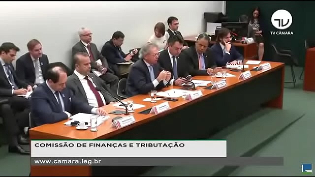 guedes e bolsonaro fudendo concurso publico no brasil