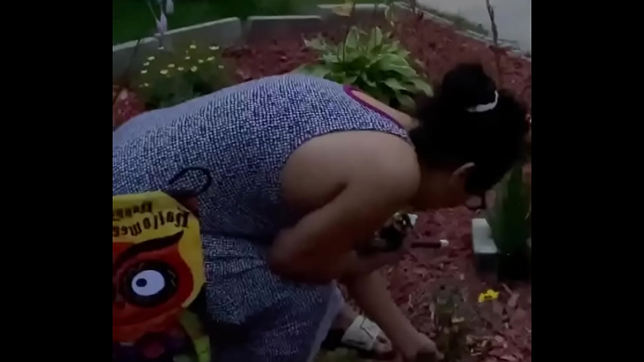 Dominican MILF twerking in public