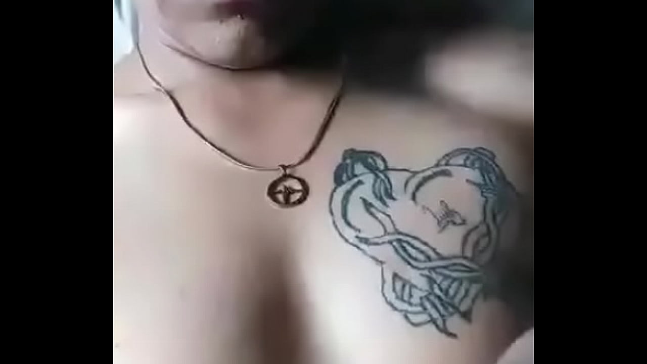 El enfermero me ense&ntilde;a su culito y se mete el dedo  est&aacute; s&uacute;per caliente