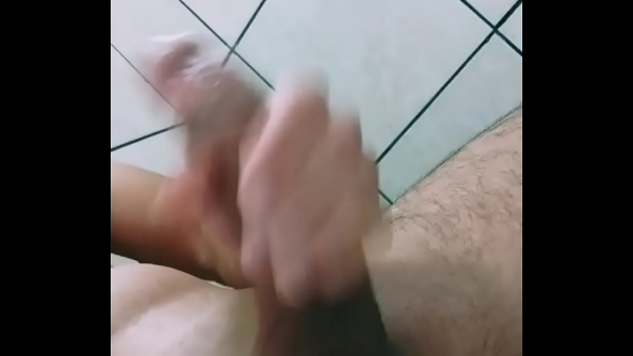 gostoso novinho batendo uma