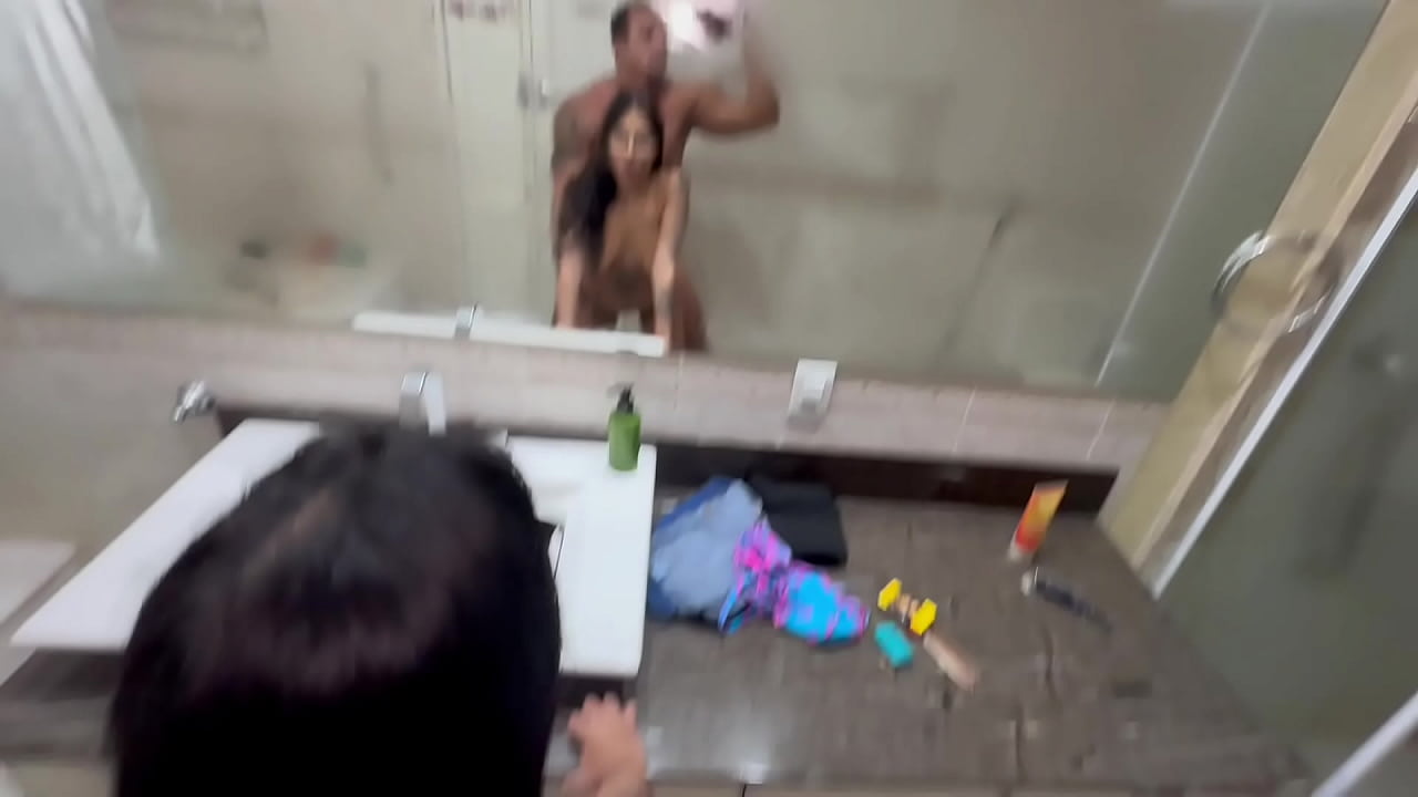 Peguei minha enteada nua no banheiro e ela me ofereceu a bucetinha no pelo e eu gozei dentro