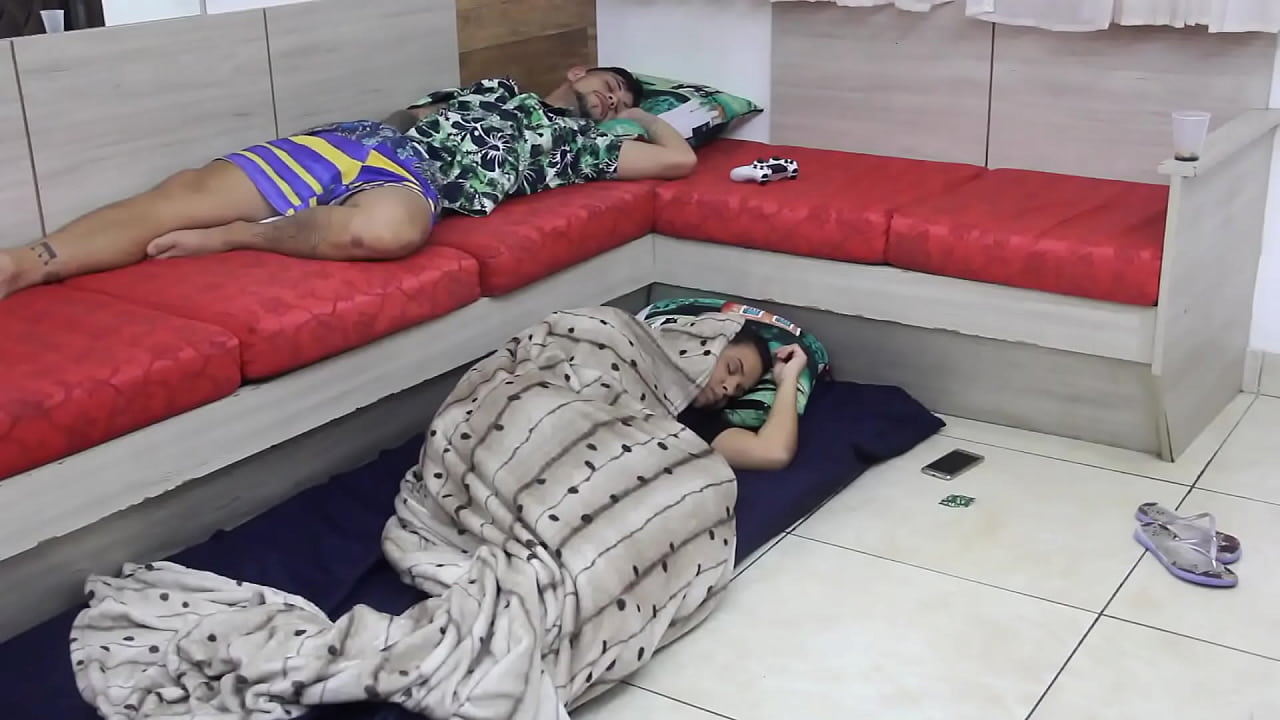 Minha mulher me elogiou por ter dado duas fodas essa noite, na minha lembran&ccedil;a foi s&oacute; uma. Ser&aacute; que meu amigo comeu minha mulher ? - V&iacute;deo completo.