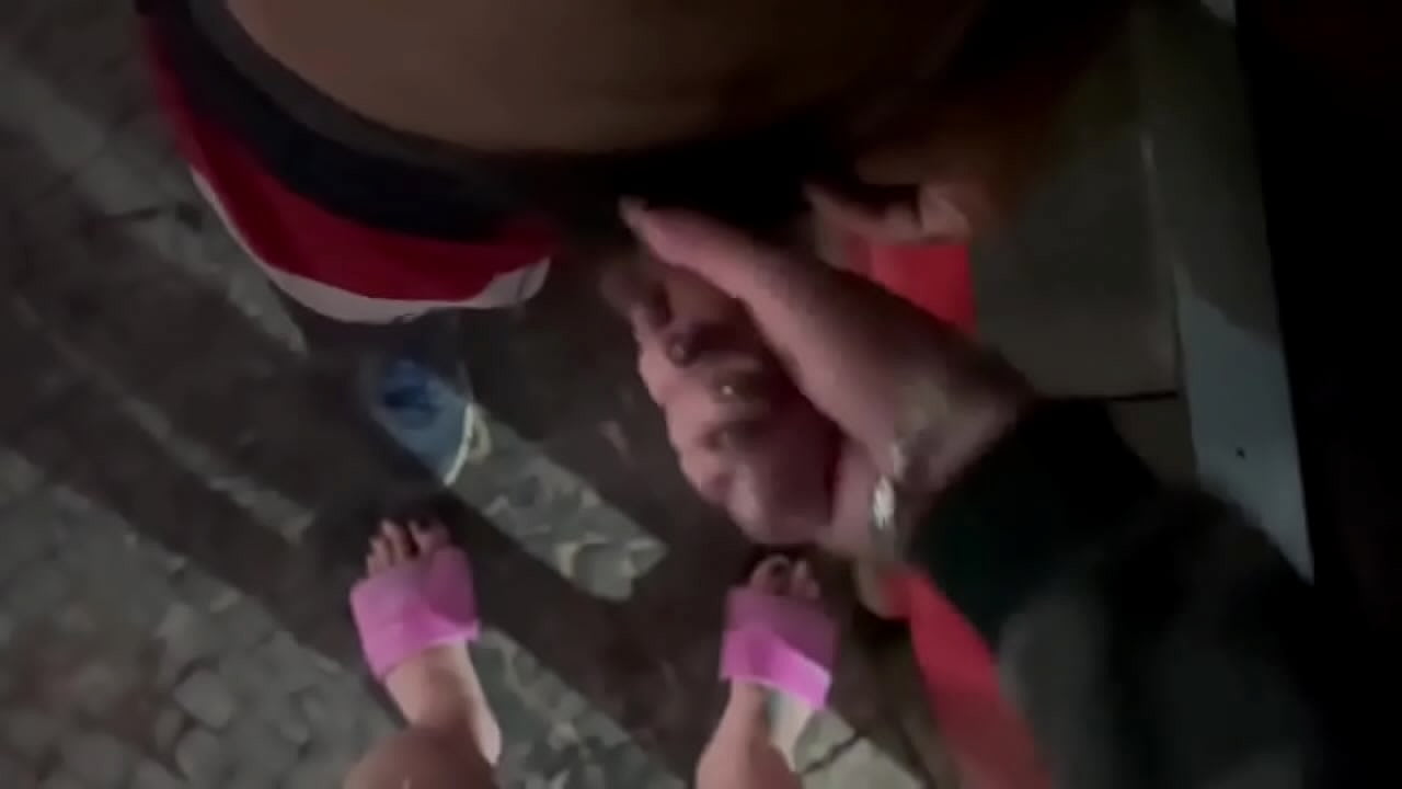 Fui curtir o carnaval no Centro de campinas e no final conheci esse novinho, n&atilde;o resisti e tirei seu pau para fora na ru ...