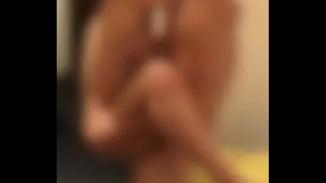 人妻が駅弁ファックされているところ