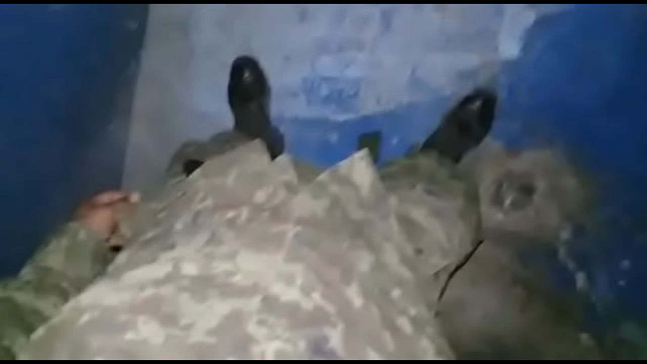 militar se encuera pene