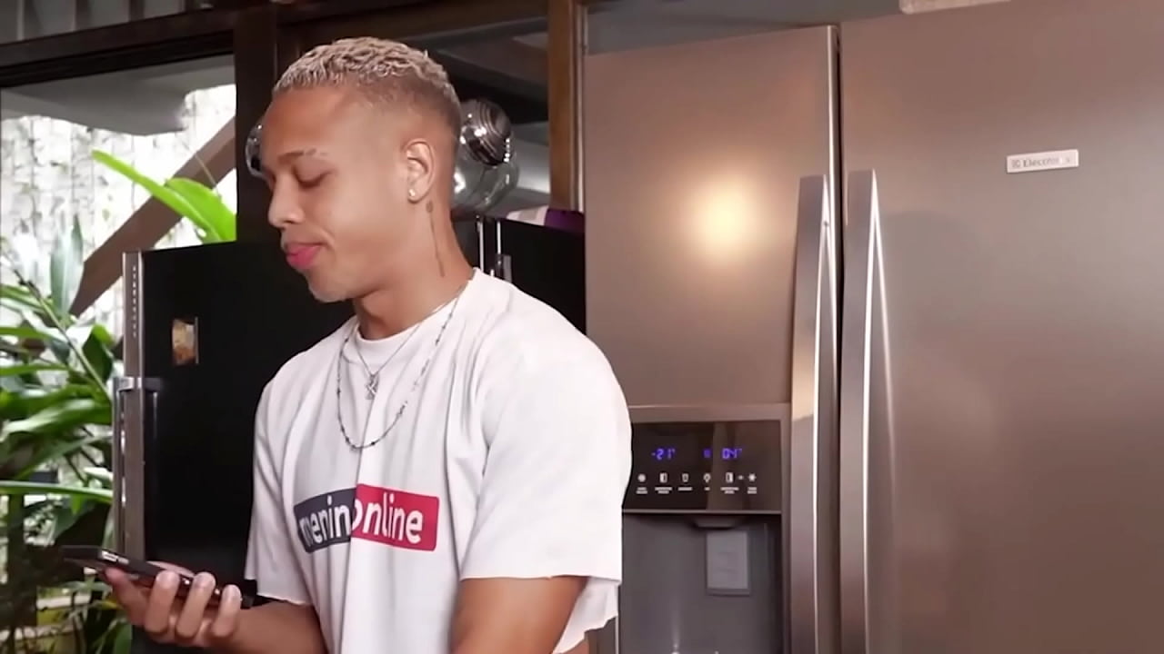 Pedi um leite na padaria e o filho do padeiro veio trazer. Ele &eacute; um gostoso. Sonhei que ele tava me dando seu leite direto da fonte. - Parte I