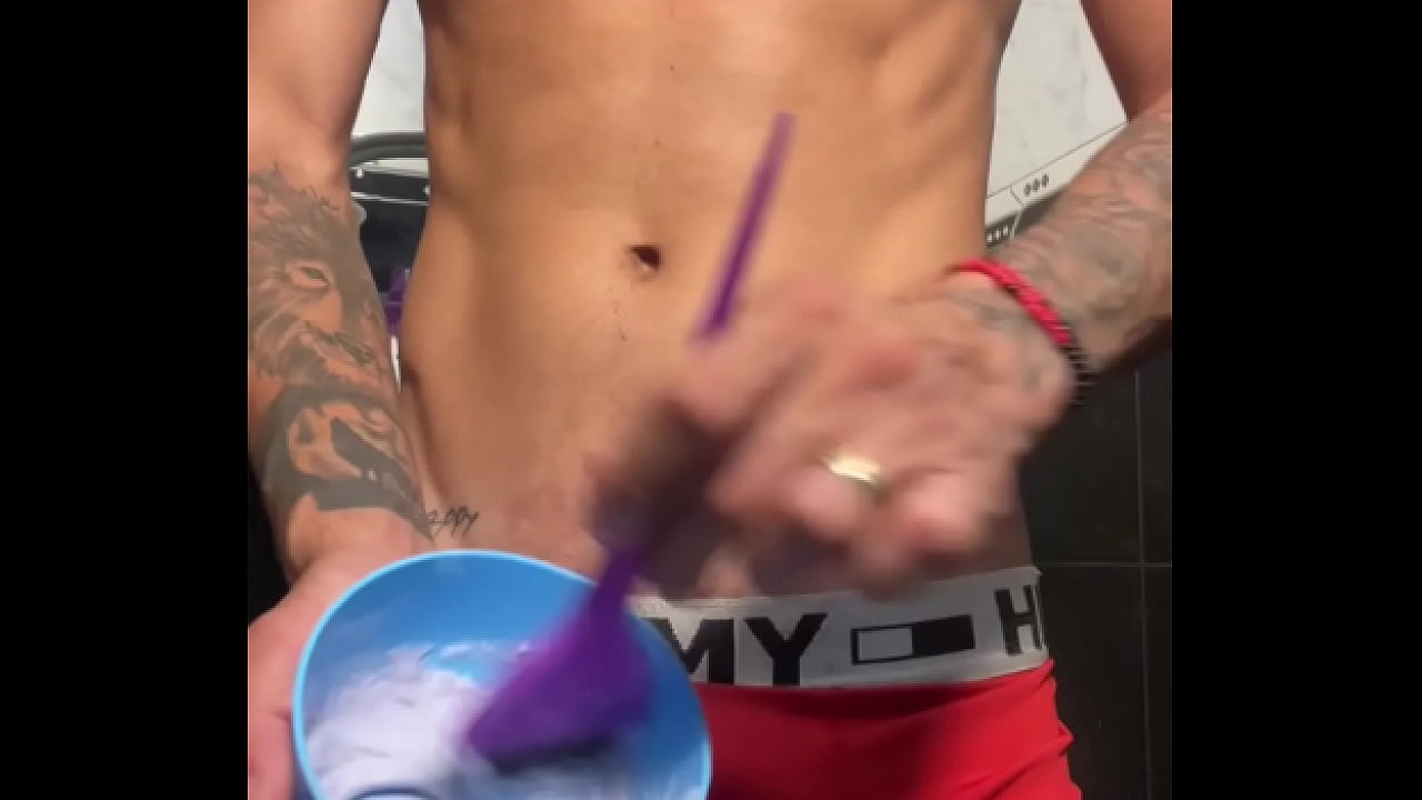 Novinho famoso do tik-tok dotado mostra rola enquanto enquanto pinta a barba (COMPLETO NO PREMIUM)