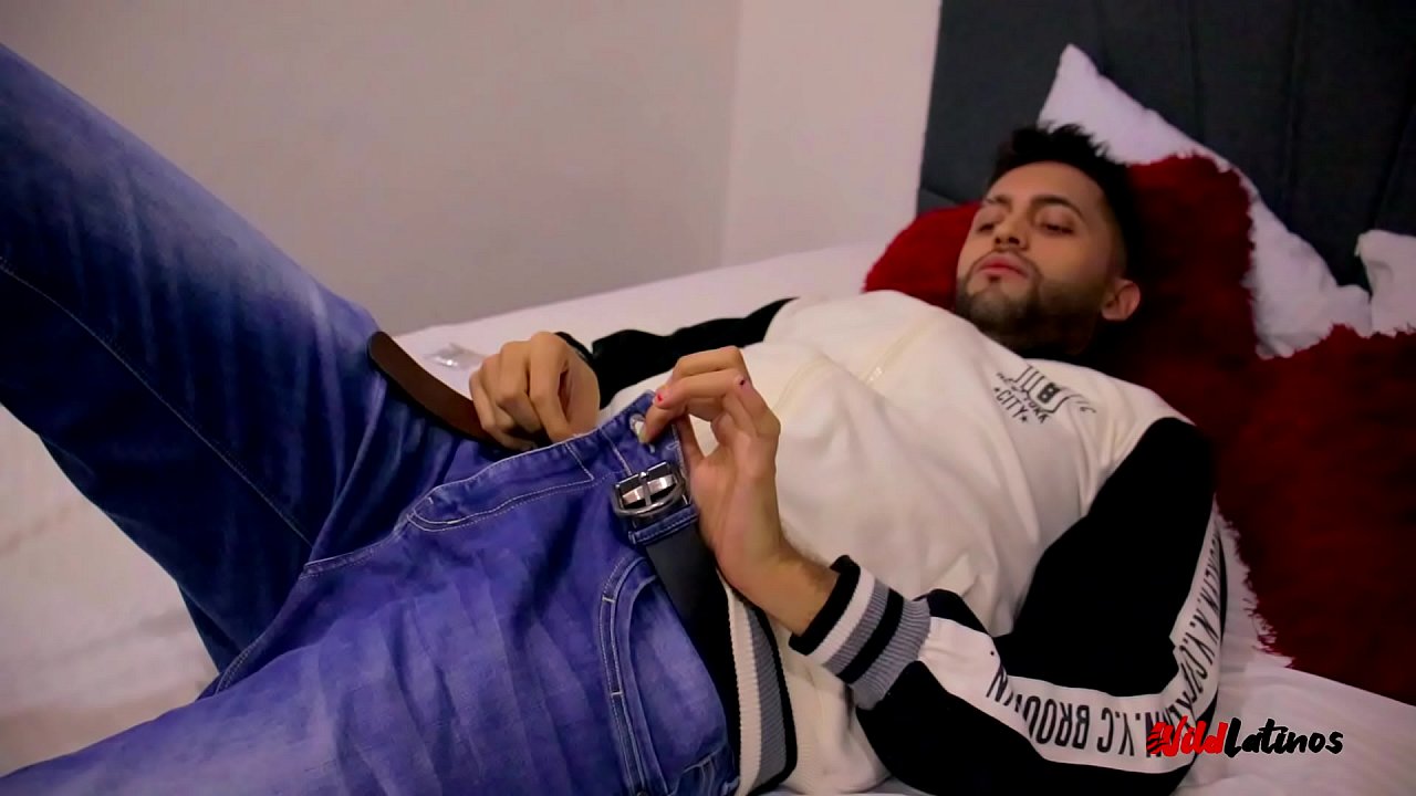 Camilo masturb&aacute;ndose dentro de un cond&oacute;n, lo llena de leche y despu&eacute;s se traga toda su leche.