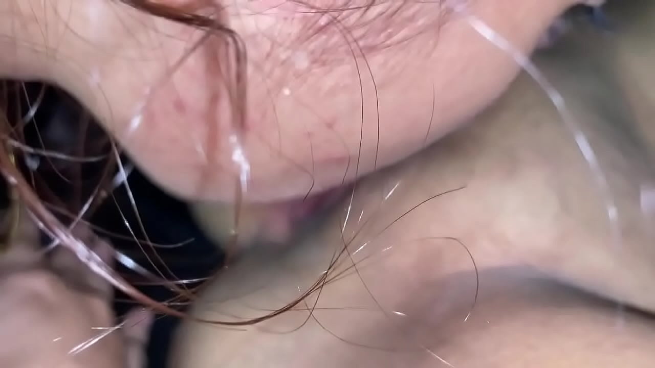 encuentra masturbandome y termina follandome hasta que me deja la concha roja