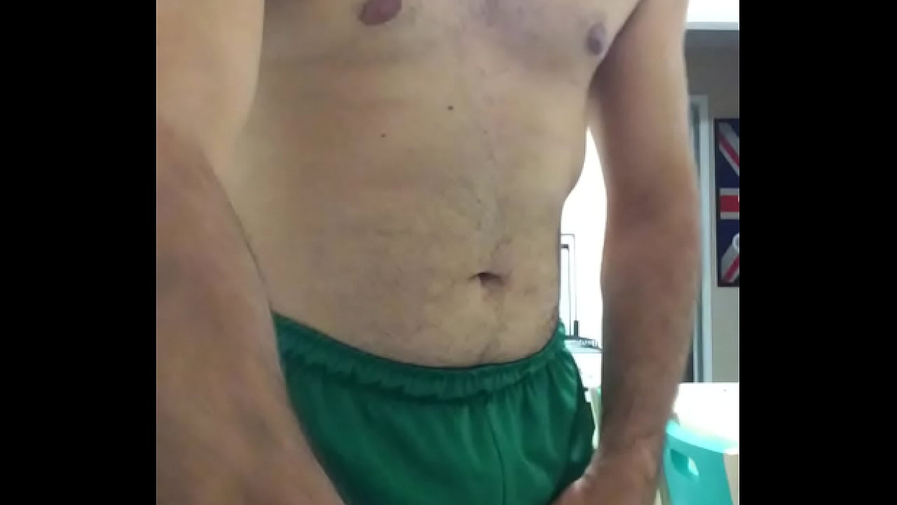 Gay faz strip com surpresa!