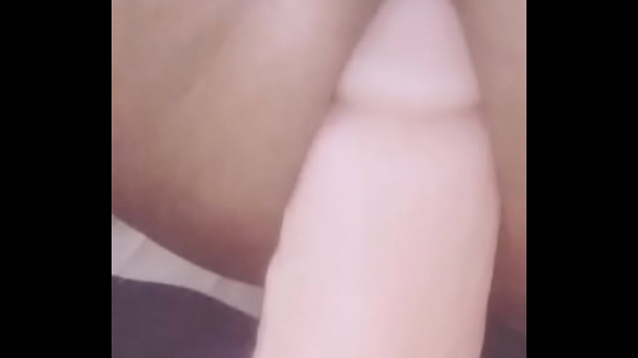 Cuzinho sendo arrombado por dildo grosso