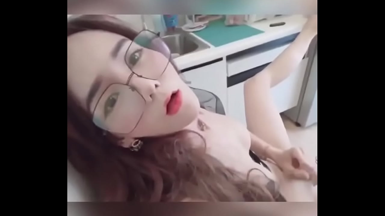 戴眼镜TS自撸在线观看