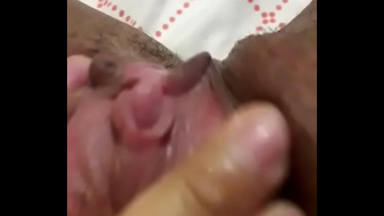 Cheli meti&eacute;ndose el dedo rico