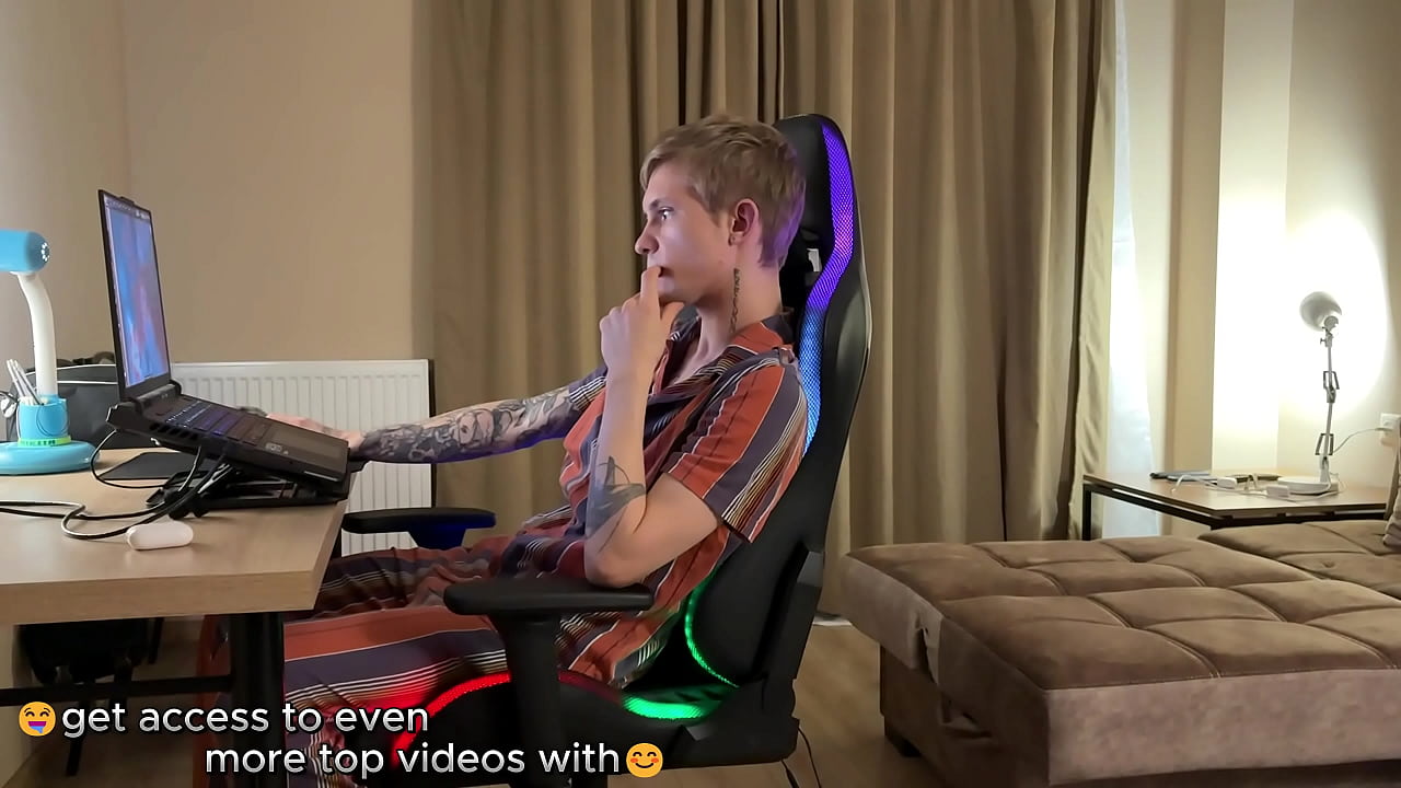 distracted the guy from the game and seduced him into sex, licked and fucked him with a big dick, deep throat blowjob and anal fucking