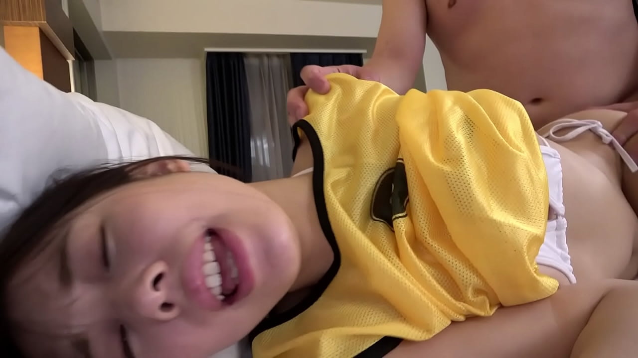 バスケの指導のために東京に来たついでに、元教え子だったみなみちゃんと密会デートで浅草へ！ぶらぶら歩きながら食べたりしていると、あっという間に夜！18才というにふさわしい無駄のない身体と滑らかな肌が最高です