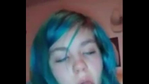 novinha-fazendo-selfie-engolindo-a-pica-inteira