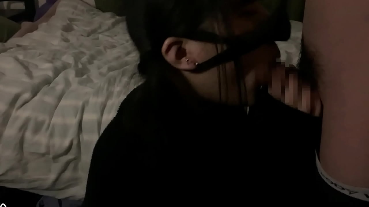 個人撮影 経験人数2人の18歳素人地雷系女子をバックでオナホ扱いしてお尻に大量ぶっかけ