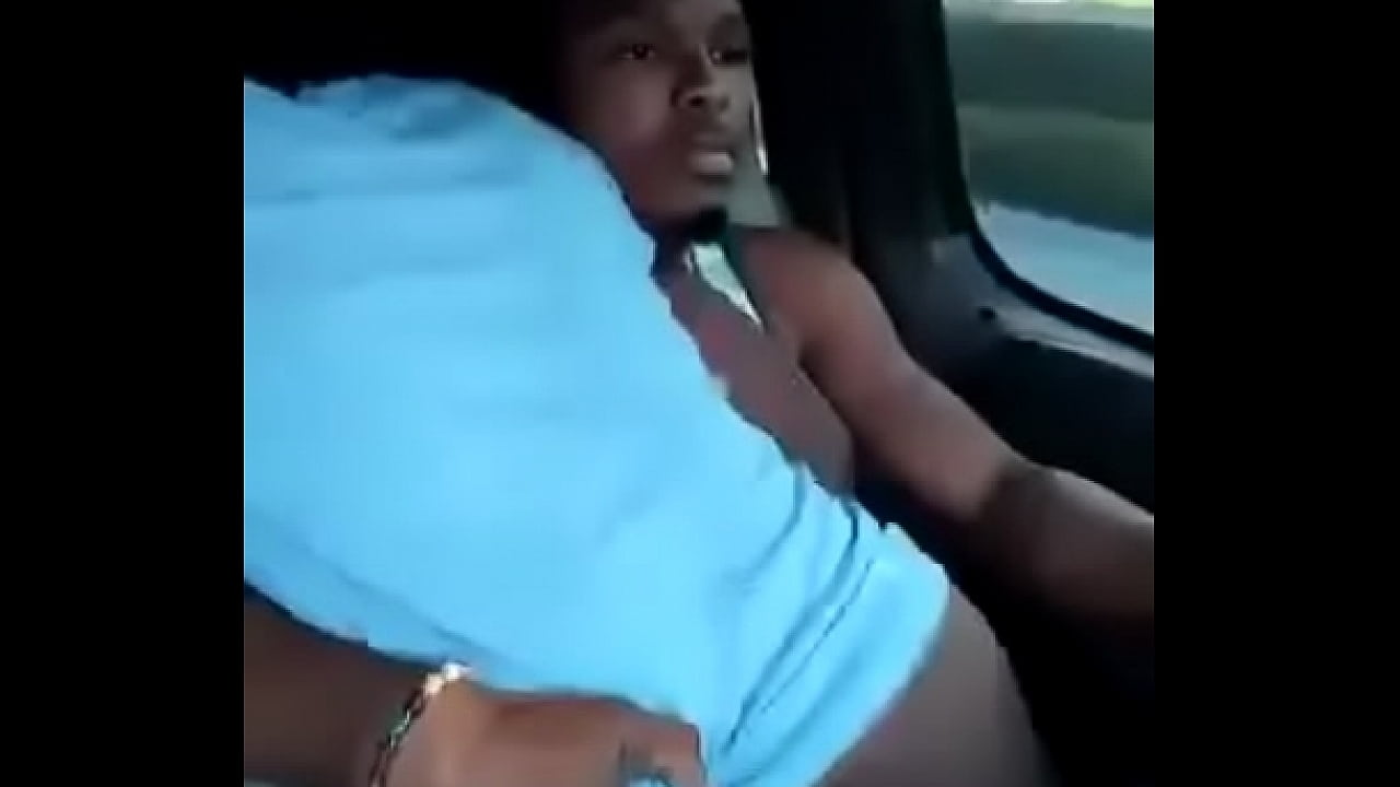 Disfrutando de una buena cogida en el auto mientras ba en marcha