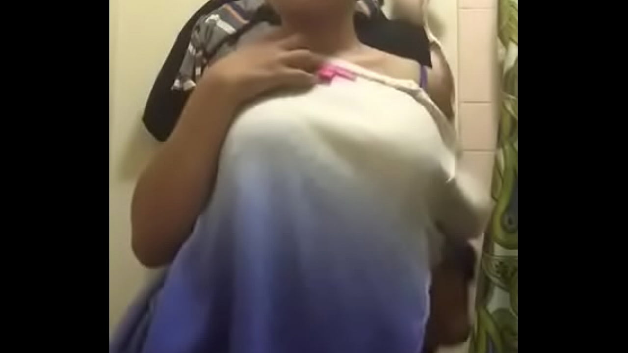 कोमल ने अपने बॉयफ्रेंड के लिए कपड़े उतारे