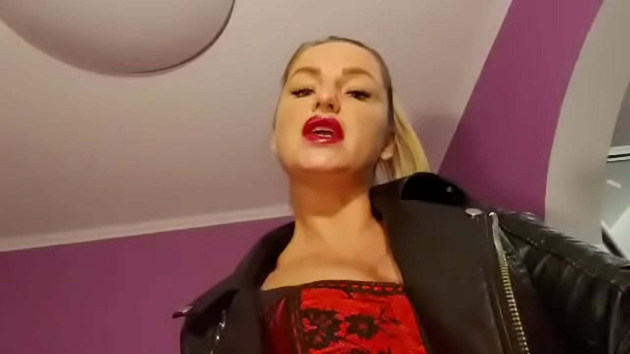 Доминирование госпожой в латексных штанах