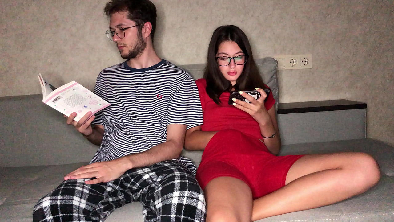 Stiefzus legde mijn hand op haar poesje! Ik wist niet dat ze opgewonden was door een gezamenlijke handjob! Orgasme