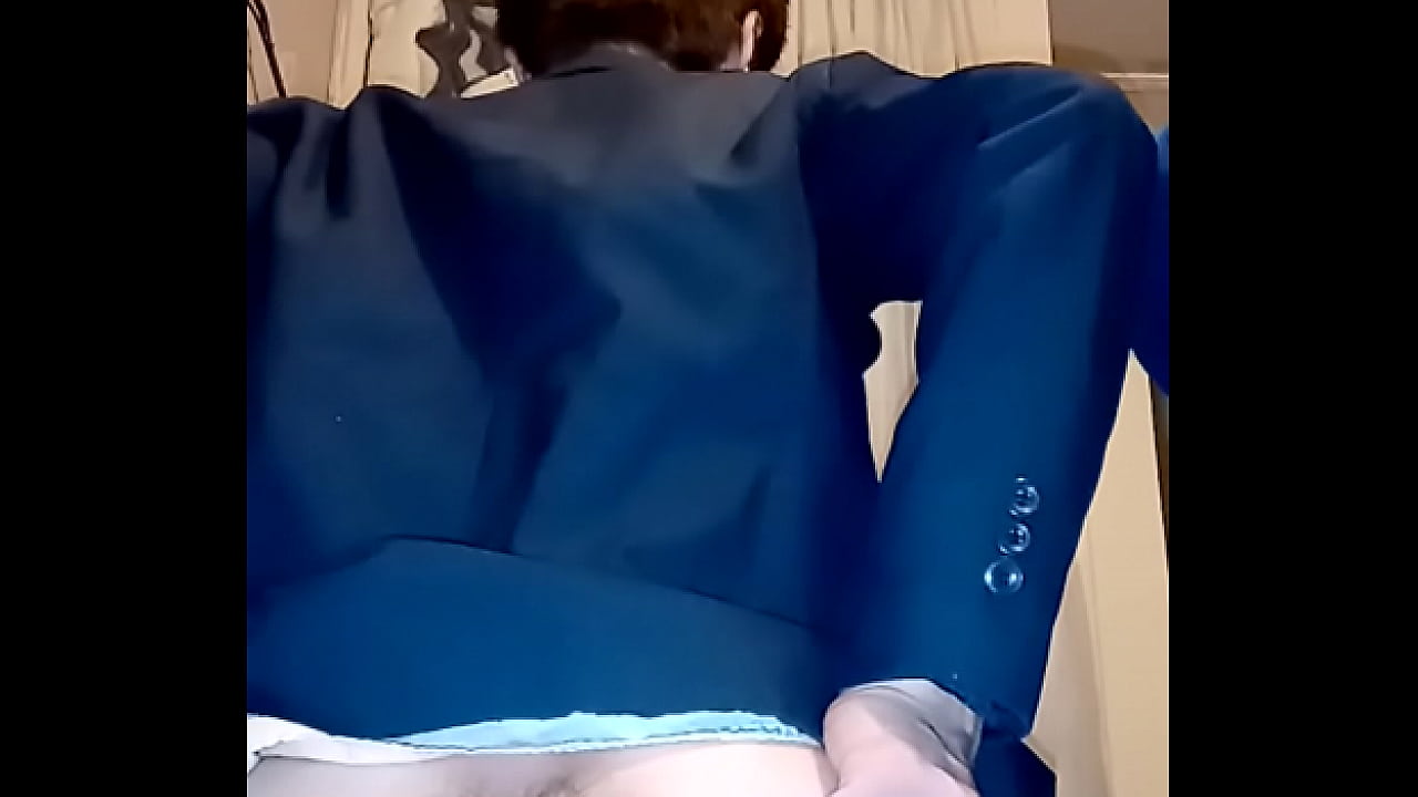 Jugando con mis pezones y culo vistiendo uniforme escolar