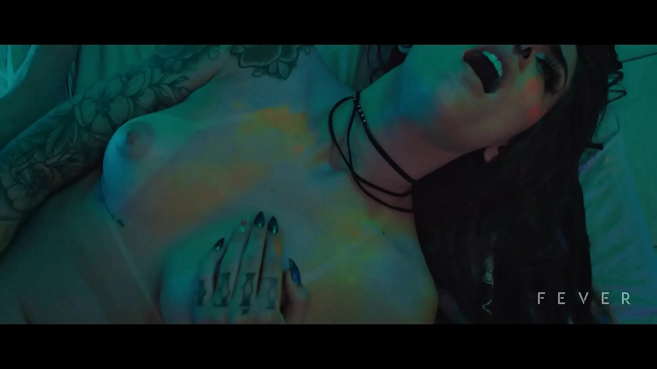 Menage com duas gostosas depois da festa